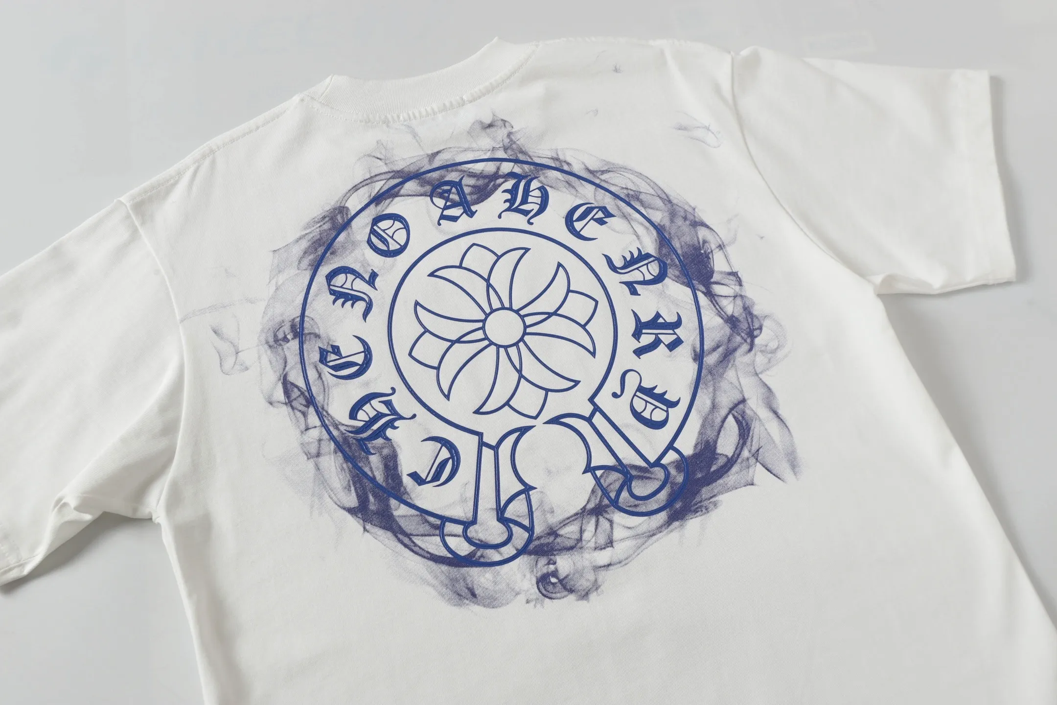 🅿️170 CH/Cro Heart 25ss front and back logo printed logo round neck short sleeves. Fabric: Made of 280g double yarn smooth fabric, high temperature pre-shrunk. The weight is up to 300g. It is equipped with 1x1 thread in the same cylinder. It is not easy to deform after repeated washing. Workmanship: positioning and cutting, oversize loose version, imported glue dot printing. Accessories: original supporting accessories. Color: black white Size: XS-L